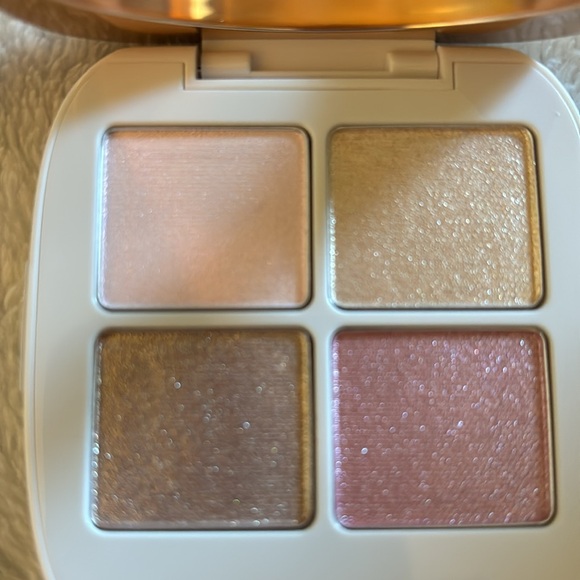 Flower petal play eyeshadow - Picture 2 of 4